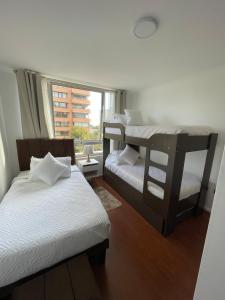 Katil atau katil-katil dalam bilik di 2D2B Full Equipado, Ubicación Premium con parking, Metro Manquehue