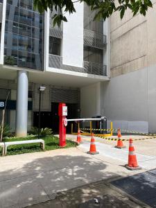 un idrante rosso fuoco e coni arancioni di fronte a un edificio di LK Centro 7 a Belo Horizonte