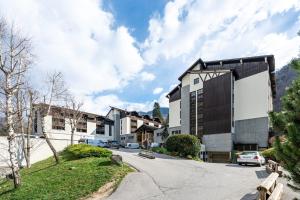 une rue dans une ville avec des bâtiments dans l'établissement Les cybeles - studio 3 personnes, à Brides-les-Bains