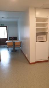 an empty room with a table and a kitchen at Gracias Inn in Valtimo