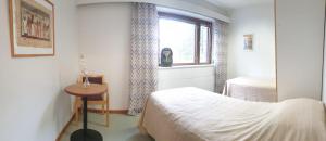 a bedroom with a bed and a window and a table at Gracias Inn in Valtimo