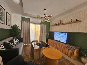 TV a/nebo společenská místnost v ubytování Discover your New Escape