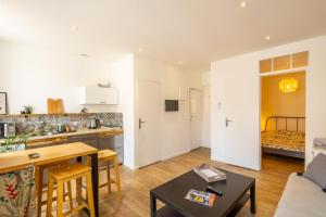 Η κουζίνα ή μικρή κουζίνα στο Lou Pistou Appartement lumineux près de la plage +8 φωτογραφίες