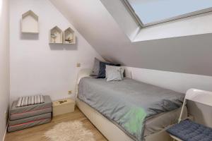 科克赛德Zeezonzand 0202的一间小卧室,阁楼上配有一张床