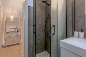 科克赛德Zeezonzand 0202的浴室配有淋浴和洗手池