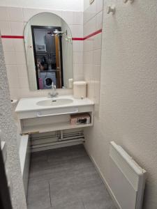 a bathroom with a sink and a mirror at Résidence les Mélèzets 2 au pieds des pistes et des commerces in Modane +6 photos