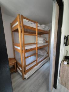 a closet with bunk beds in a room at Résidence les Mélèzets 2 au pieds des pistes et des commerces in Modane
