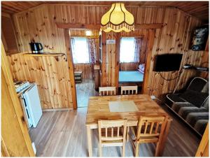 a living room with a table and a couch at Kraina z bali in Rusinowo