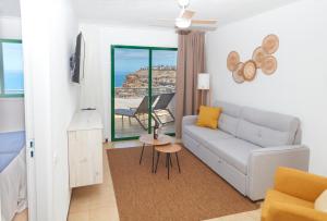 アマドレスにあるHotel Chatur Palmera Marのソファがあり海が見えるリビングルーム