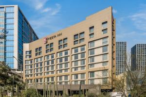 蒙特雷蒙特雷山谷嘉年华酒店的一栋办公楼侧面有标志