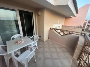 a patio with a table and chairs on a balcony at Brisa Tropical in Santa Maria