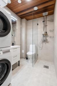 Un baño de Luxurious 1BR Penthouse with Private Balcony