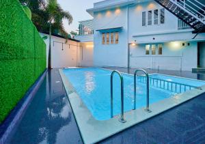 Bazén v ubytování Cool Nest 5 BR Pool Villa Munnar by VOYE HOMES nebo v jeho okolí