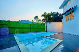Bazén v ubytování Cool Nest 5 BR Pool Villa Munnar by VOYE HOMES nebo v jeho okolí