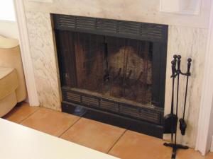 un camino in un soggiorno con camino di Sarasota Springs a Sarasota