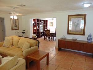 un soggiorno con un divano e un tavolo di Sarasota Springs a Sarasota Altre 45 foto