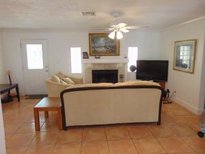 un soggiorno con un divano e una TV di Sarasota Springs a Sarasota