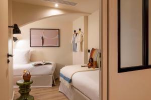 Ein Bett oder Betten in einem Zimmer der Unterkunft Yuna Montmartre - ApartHotel