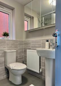 Ένα μπάνιο στο Ultra Modern large 4 bed executive home Durham