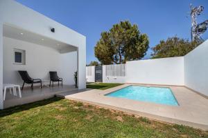 una piscina en el patio trasero de una casa en Meraki2-Picina cubierta climatizada, en Novo Sancti Petri