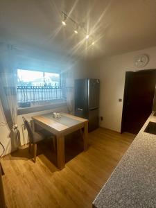 Η κουζίνα ή μικρή κουζίνα στο Woody Style Apartment near Langenhagen Airport