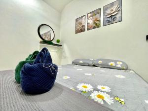 Postel nebo postele na pokoji v ubytování Hanan Homestay Klebang Ipoh with a view of Mount Korbu, for Musl!m only!!