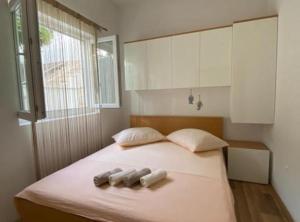 Un dormitorio con una cama con dos toallas encima. en Apartments Katija, en Baška Voda