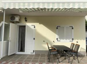 Un patio con una mesa y sillas frente a una casa. en Apartments Katija, en Baška Voda 32 fotos más