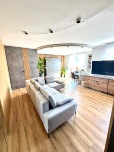 Televízia a/alebo spoločenská miestnosť v ubytovaní Apartament Kamień i Morze