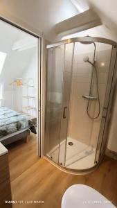 Koupelna v ubytování Le Roi de Guerveur - Appartement vue mer
