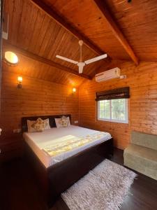 Postel nebo postele na pokoji v ubytování Tvam Retreat & Resorts