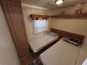 a small room with two beds and a window at Casa de Camping Land's Hause in Pataias