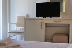 TV a/nebo společenská místnost v ubytování Privé City Hotel