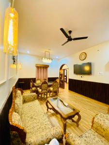 Χώρος καθιστικού στο A Cozy Villa In Rishikesh-The Figtree Inn