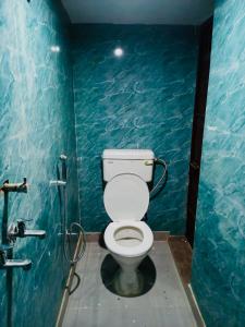 Ένα μπάνιο στο A Cozy Villa In Rishikesh-The Figtree Inn +12 φωτογραφίες