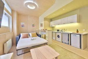 Кухня или мини-кухня в Paris City Centre, St Lazare Station, Métro, Théâtre Mogador, Casino de Paris, Trianon, Moulin Rouge, Sacré Coeur, Galeries Lafayette, From 1 to 4 guests
 +6 фотографий