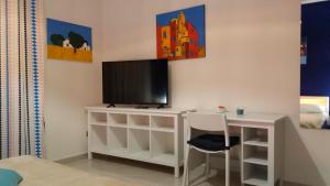 Televízia a/alebo spoločenská miestnosť v ubytovaní Studio Notte
