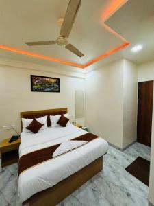 Hotel Fun Suite- Baner Hill客房内的一张或多张床位