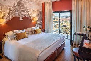 una camera con un grande letto e un balcone di Starhotels Michelangelo Rome a Roma
