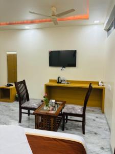 Hotel Fun Suite- Baner Hill的电视和/或娱乐中心
