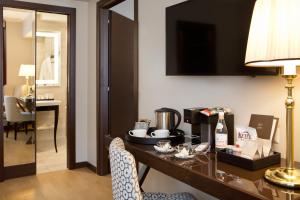 Set per la preparazione di tè e caffè presso Starhotels Michelangelo Rome