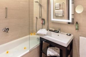 un bagno con lavandino e vasca da bagno di Starhotels Michelangelo Rome a Roma Altre 37 foto