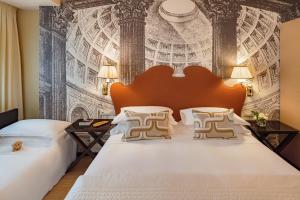 una camera con 2 letti e un murale di Starhotels Michelangelo Rome a Roma