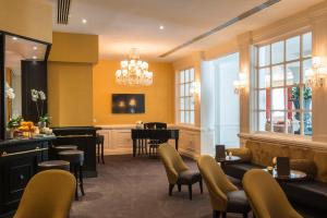 un ristorante con un bar con tavolo e sedie di Starhotels Michelangelo Rome a Roma