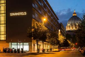 Un edificio con un cartello Starbuck sul lato di una strada di Starhotels Michelangelo Rome a Roma