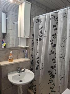 Ένα μπάνιο στο Apartments D&D Sutomore