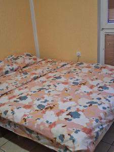 Ένα ή περισσότερα κρεβάτια σε δωμάτιο στο Apartments D&D Sutomore