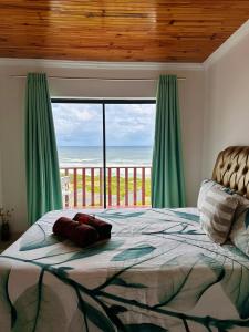 Ένα ή περισσότερα κρεβάτια σε δωμάτιο στο Halaal beach accommodation