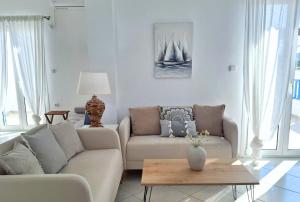 un salon avec un canapé et une table dans l'établissement Sunshine apartment, à Adamas