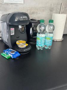 ein Toaster und zwei Flaschen Wasser auf einem Tisch in der Unterkunft NEW -Sweet Dreams -Na uboczu Centrum -PARKOWE WZGÓRZE -Garaż Podziemny-f VAT in Kielce